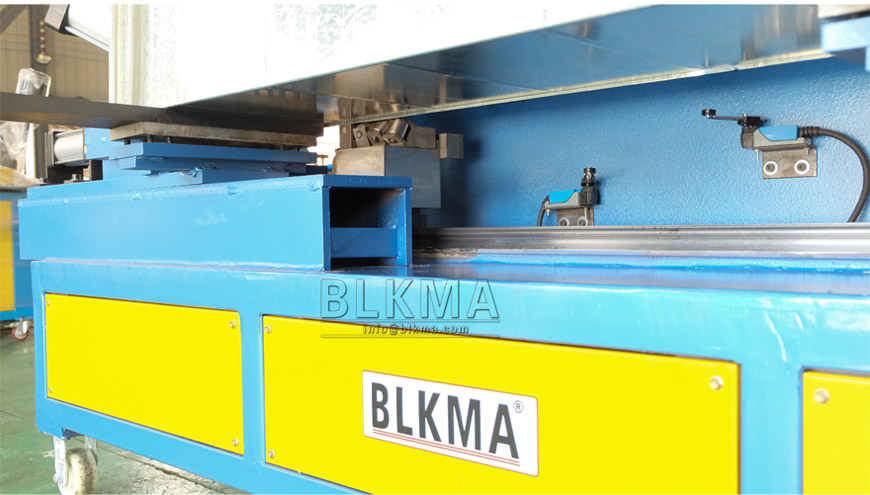 Pneumatic Lock Seam Machine